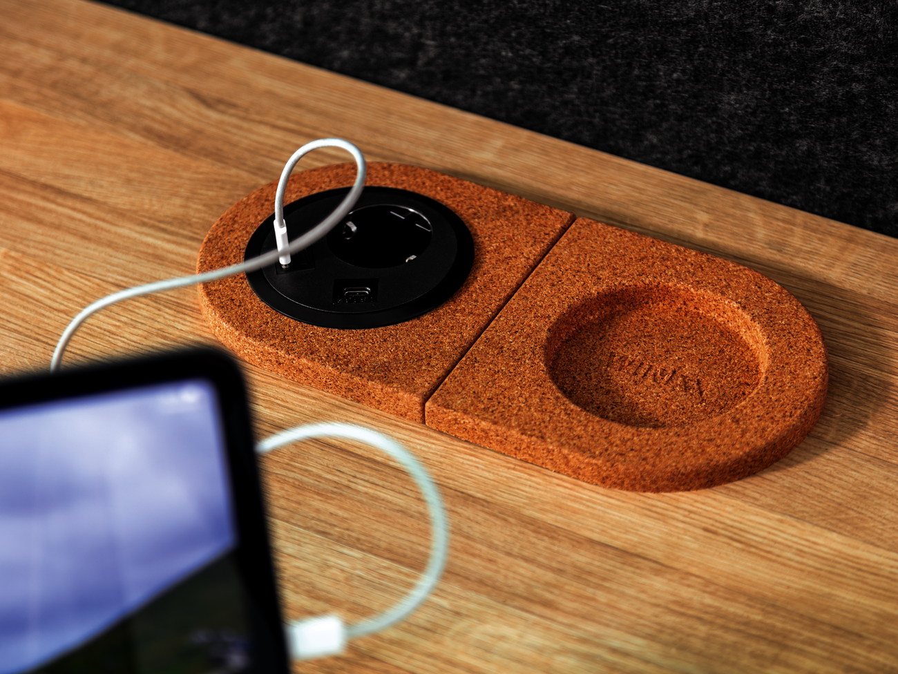 WINEA TEAMS Workbench mit WINI Korkeinsatz zur Ablage und Elektrifizierung.